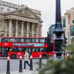 Plaza de bank en Londres con un autobús rojo típico de fondo