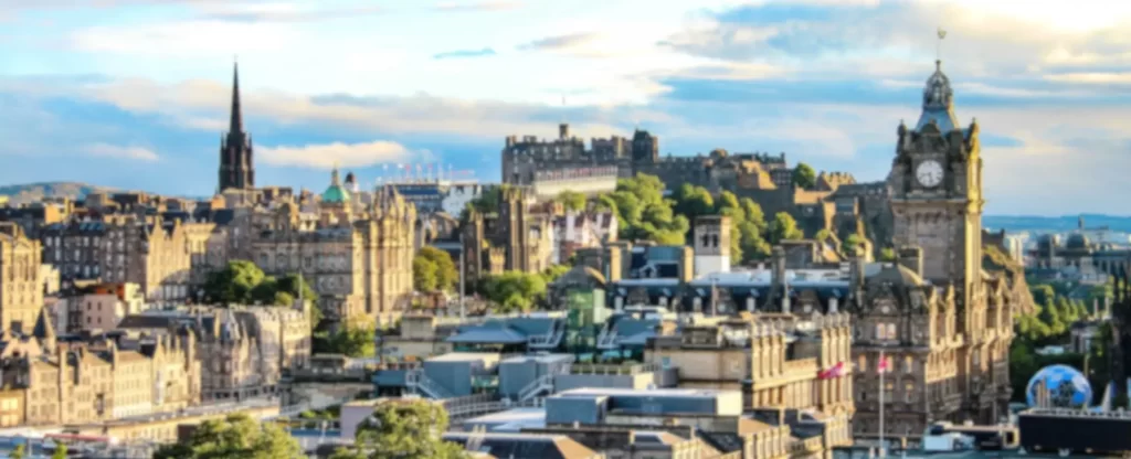 Imagen de la ciudad de Edimburgo desde una colina (Calton Hill) donde se ven todos los edificios y de fondo el castillo en un alto