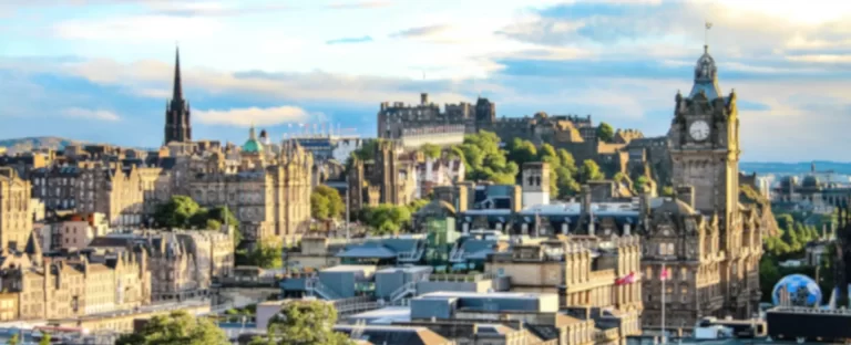 Imagen de la ciudad de Edimburgo desde una colina (Calton Hill) donde se ven todos los edificios y de fondo el castillo en un alto