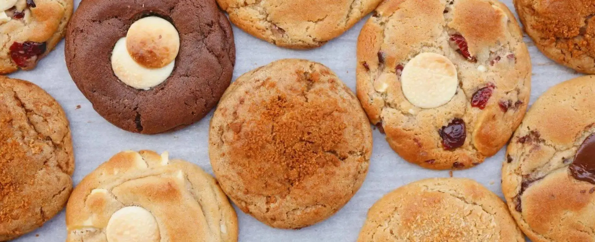 Galletas de varios sabores y varios colores dispuestas en una mesa