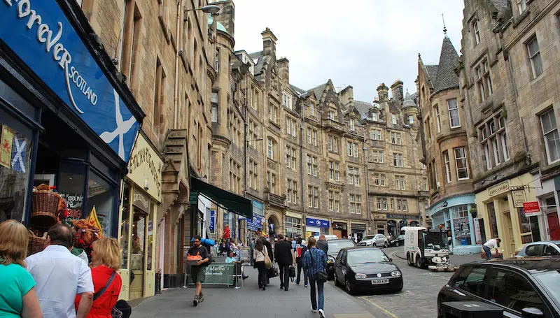 Una de las calles que suben a la Royal Mile de Edimburgo, parada obligada en la guía de qué ver en Edimburgo en dos días