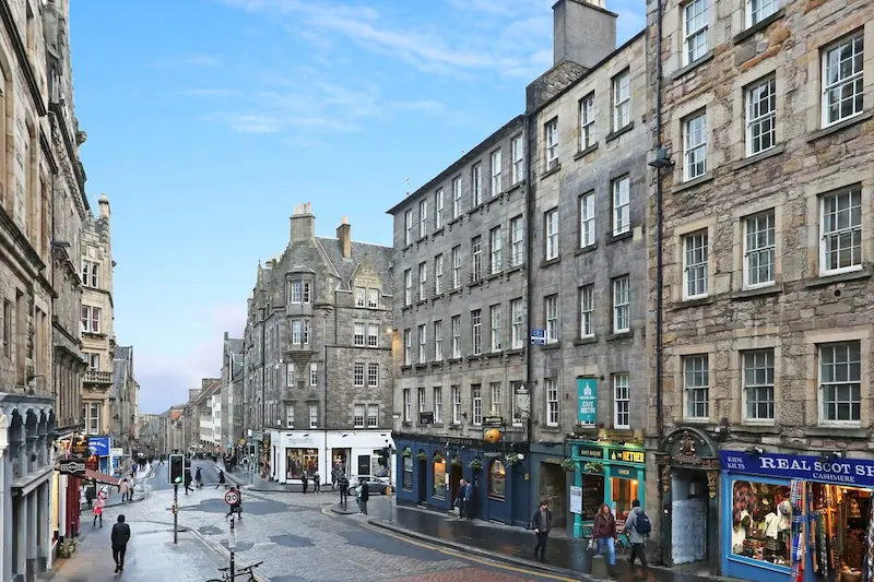 Vista de la parte baja de la calle Royal Mile de la ciudad de Edimburgo