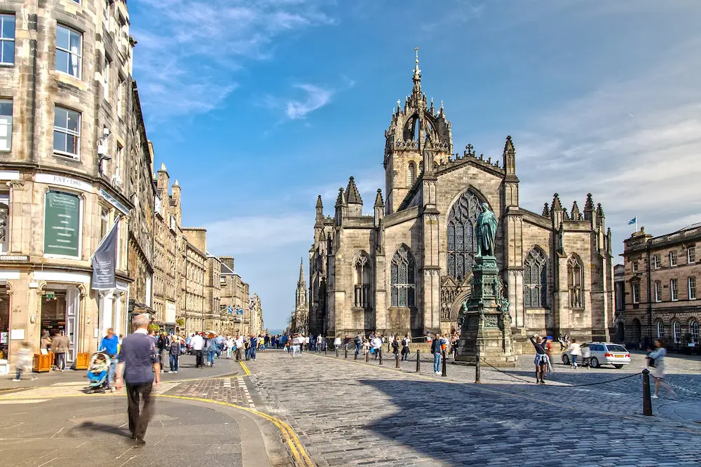 Imagen de la catedral de Edimburgo en medio de la Royal Mile