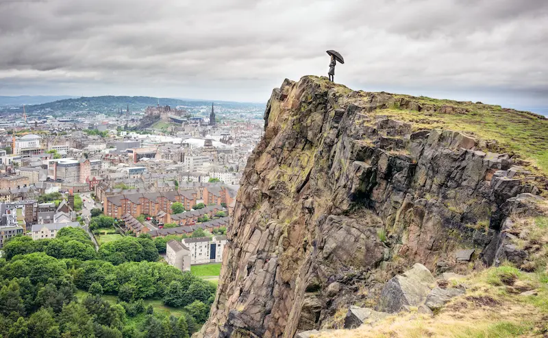 Pequeña montaña plana en Edimburgo con las vistas de la ciudad y el castillo bajo sus pies