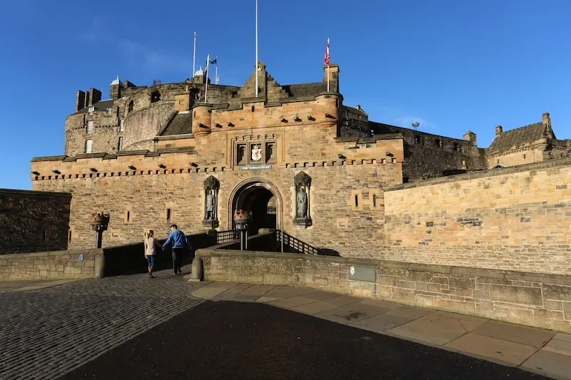 Entrada al gran castillo de Edimburgo. Se puede ver el puente que lleva a la puerta principal y la fortaleza que lo rodea