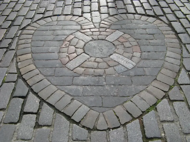 Es un mosaico de piedra con forma de corazón en el suelo de la Royal Mile de Edimburgo