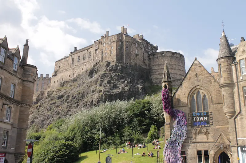 Vista del castillo de Edimburgo en una colina desde la plaza de Grassmarket