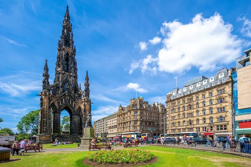 Una enorme estructura barroca se alza sobre unos jardines de la ciudad de Edimburgo. Es como si fuera el pico de una catedral. Dentro de ella se puede ver la estatua de un escritor