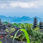 Paisaje balines con muchos tejados típicos de Bali en medio de vegetación, naturaleza, en Indonesia