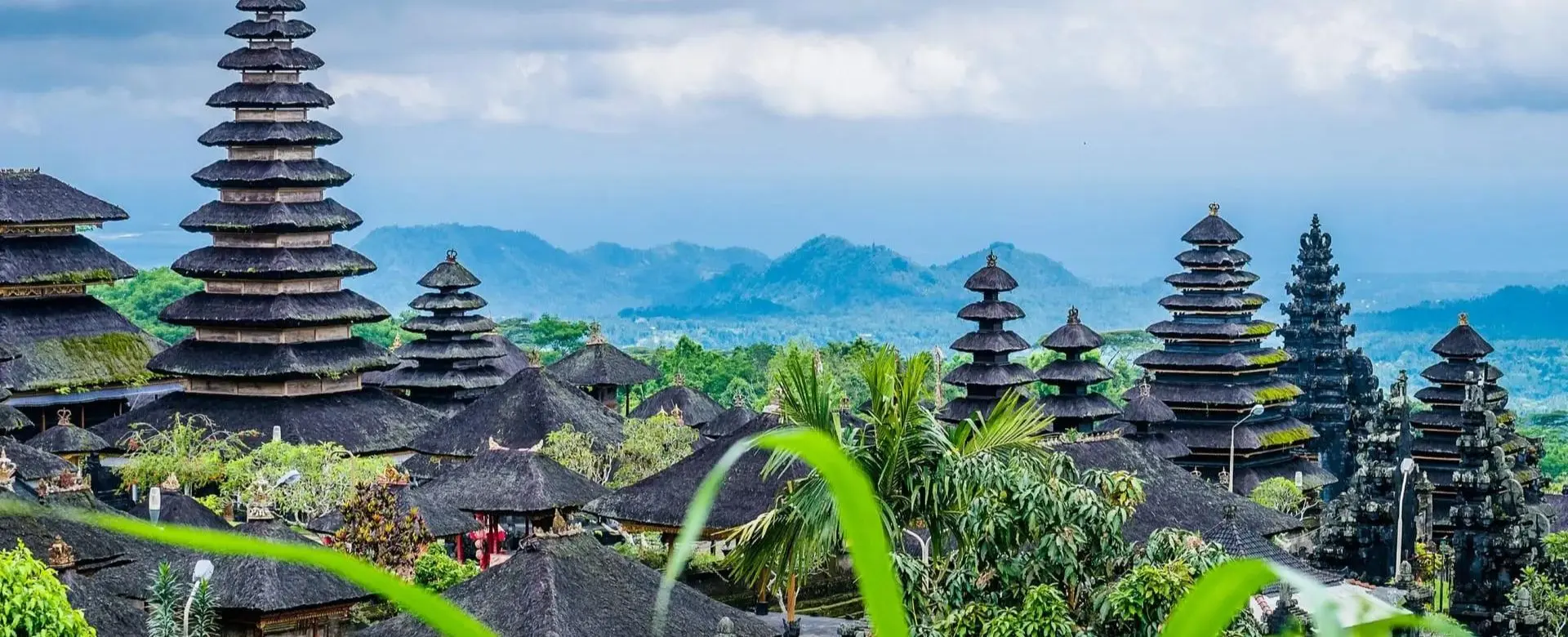 Paisaje balines con muchos tejados típicos de Bali en medio de vegetación, naturaleza, en Indonesia