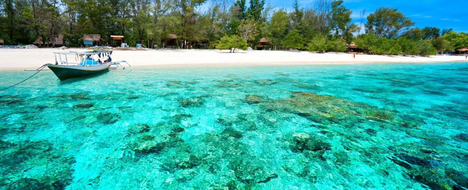 Playa de Indonesia, de Gili Meno con agua transparente y turquesa, arena blanca y vegetación con palmeras