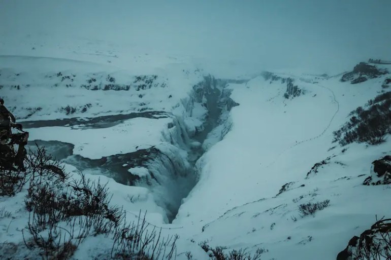 Gul2 Imagen desde arriba del conjunto de cataratas de Gulfoss en el círuclo dorado. Todo está nevado y hay hielos de agua por donde corre el río hasta la caída de la cascada
