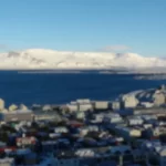 Dónde dormir en Reikiavik - vista aérea de la ciudad de Reikiavik con montañas nevadas al fondo