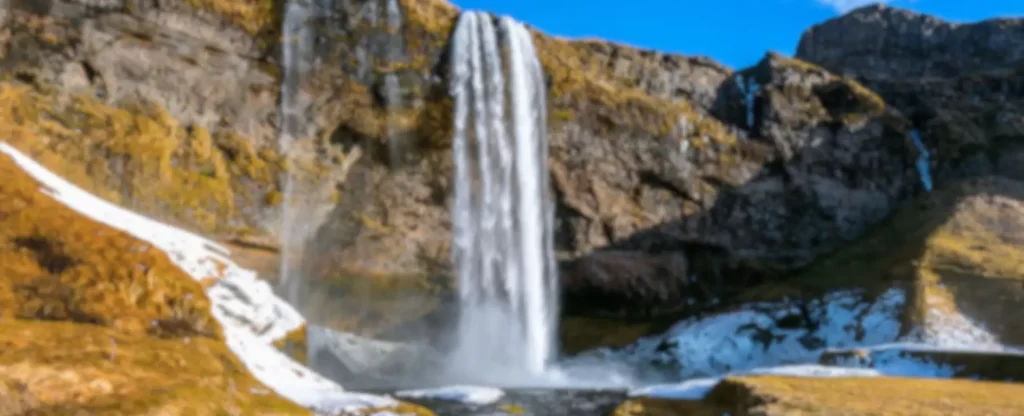 Cascada en Islandia con sol
