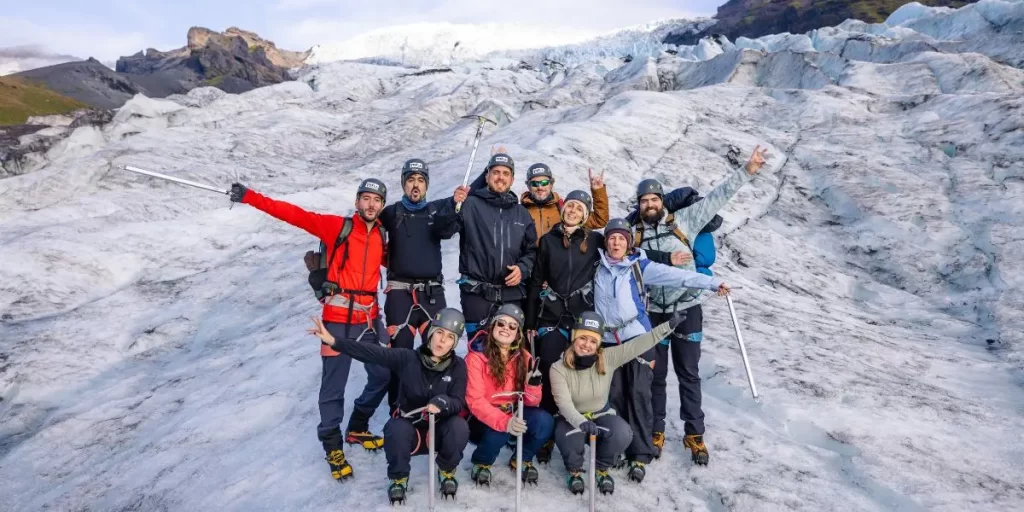 caminata-por-el-glaciar-islandia-ruta-7-dias Grupo de amigos en un glaciar de Islandia