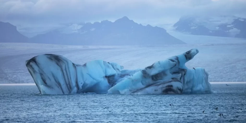 iceberg-en-jokulsarlon-ruta-7-dias-sur-islandia Iceberg en la laguna de Jokulsarlon de Islandia