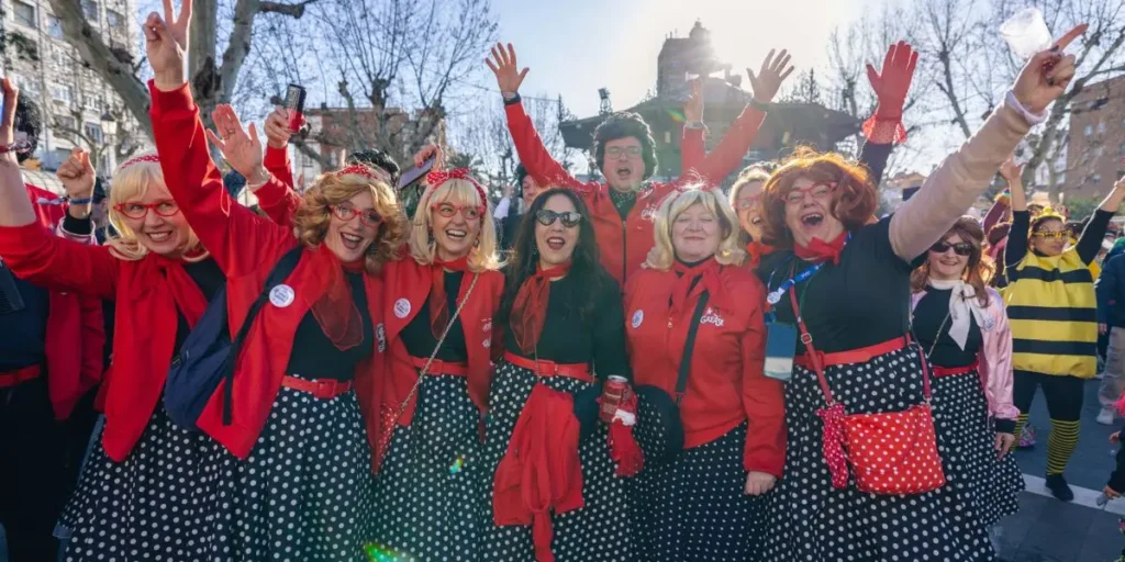 Carnaval de Badajoz, gente disfrazada en la plaza de San Francisco